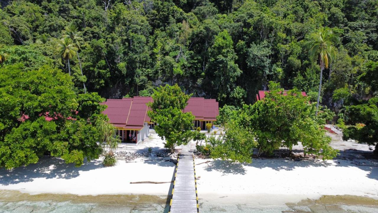Amoryg Resort And Dive Raja Ampat Pulau Mansuar Exterior photo
