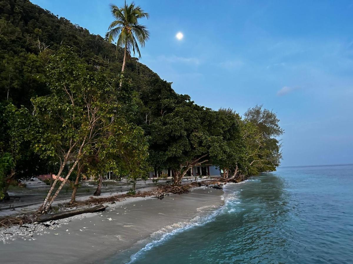 Amoryg Resort And Dive Raja Ampat Pulau Mansuar Exterior photo