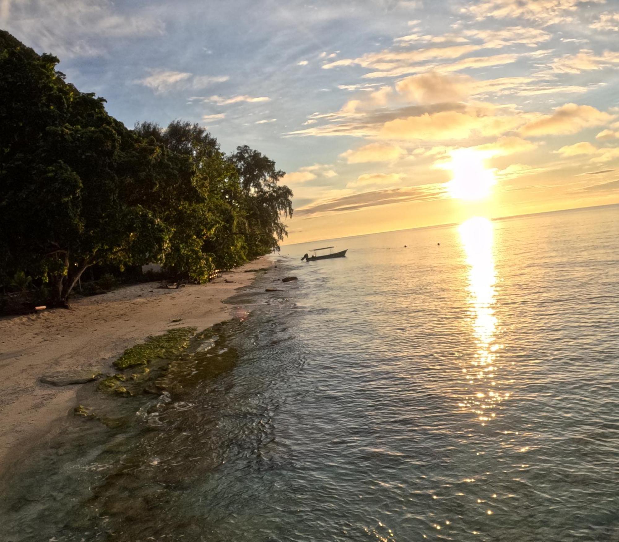 Amoryg Resort And Dive Raja Ampat Pulau Mansuar Exterior photo